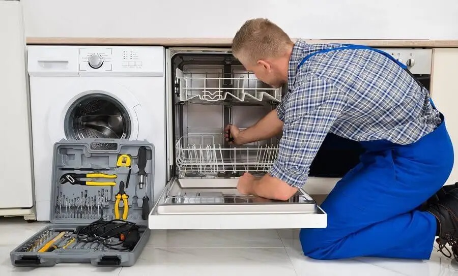 Erenler Dominox servisi teknisyen ekibi beyaz eşya tamiri yaparken
